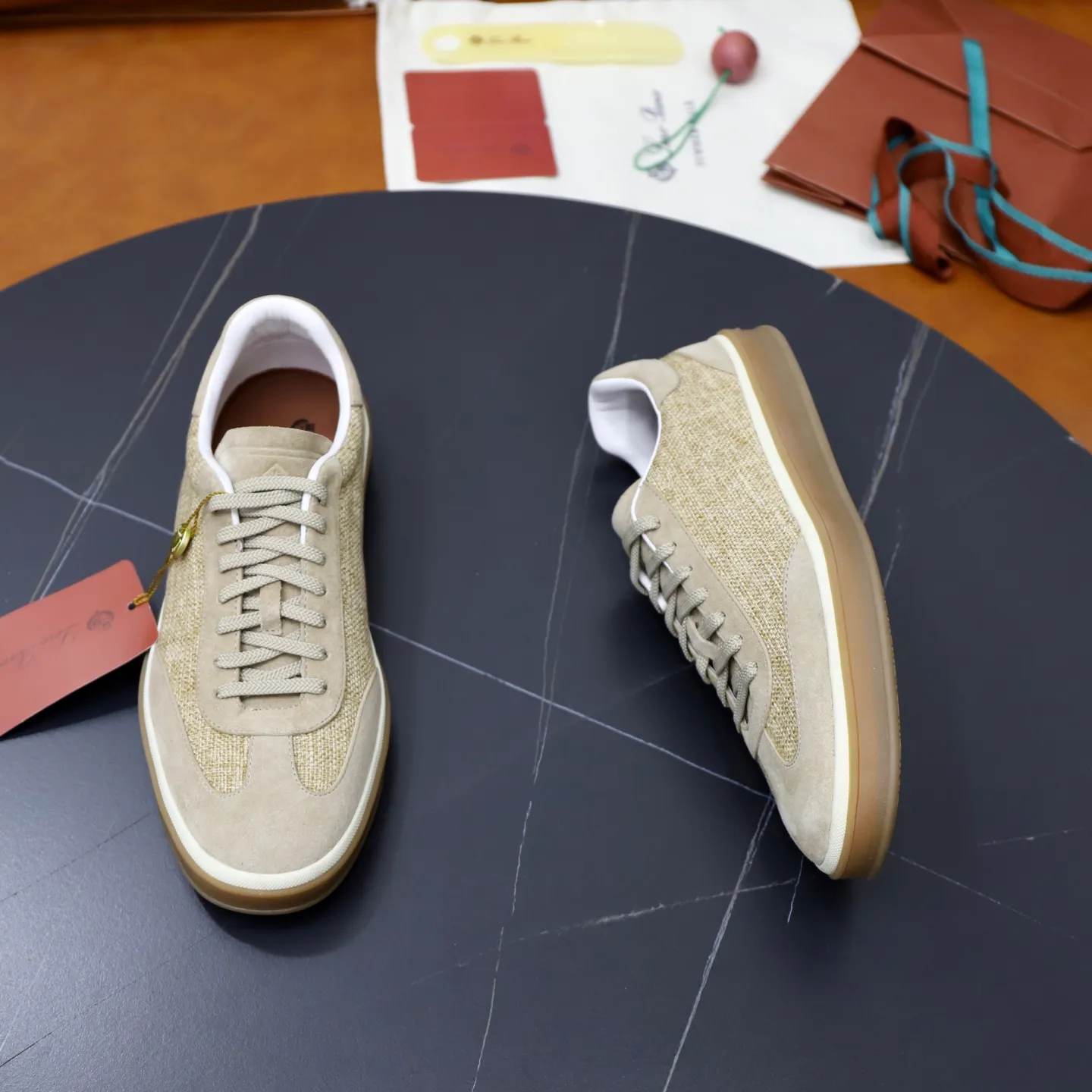 Ex-factory price: 540💰Loro Riana men’s moral training sneakers! Made from high-quality materials and designed in a low-cut silhouette, it offers an elegant and stylish look that's suitable for year-round wear. The unique double-layer sole aesthetic design, caramel cup-shaped outsole is decorated with off-white rubber trim, creating an attractive color combination. Pair with tailored pieces or jeans for a sophisticated yet casual look. The heel is decorated with soft cow leather tongue with Kummel color inserts and cotton laces with embossed LP logo. Upper: cow split suede stitching knitted fabric. Lining: original thickened soft sheepskin. Size: 38-39-40-41-42-43-44 (customized in 45.46)